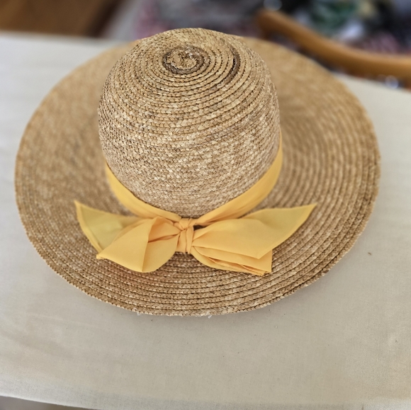 Five beautiful straw hats + hat box! - Picture 9 of 16